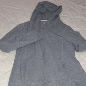 Sweater size L can fit M